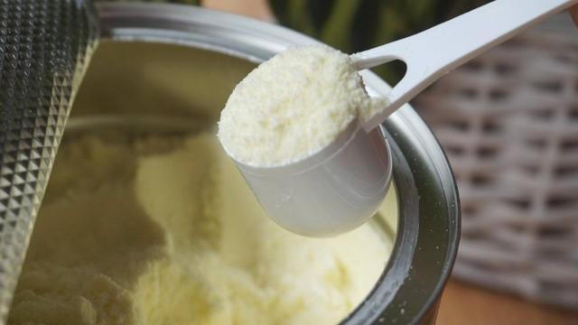 7斤男宝被每天多一勺的奶粉打败, 正确冲泡奶粉，这4点要牢记！