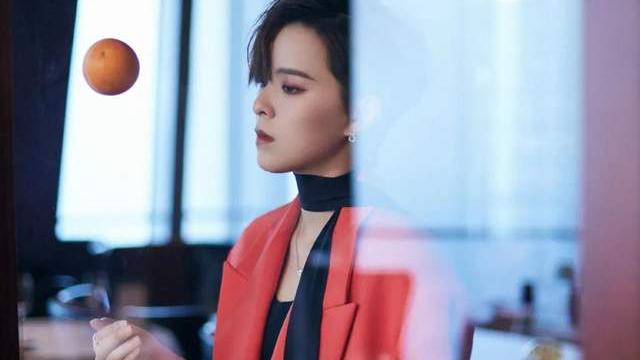 年度时尚才能歌手Sunnee杨芸晴，凤凰时尚盛典上的惊艳红装