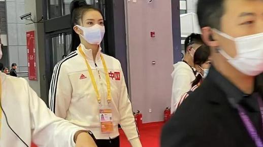 张常宁 女排人气顶流！张常宁高马尾紧身裤亮相进博会，身材颜值太抢镜！