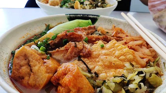 螺蛳粉|北海有家只卖8元的螺蛳粉，粉里有肉，萝卜酸一绝，油果超入味