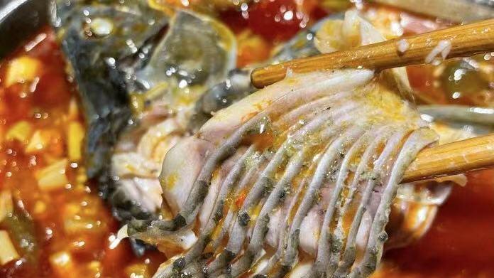 江湖菜|重庆一家专做无刺鲫鱼的江湖菜馆，人均20元，每晚500平爆满