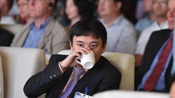 发型师 聪哥的脾气真好，发型被剪丑也不生气，还和比自己帅的发型师合影
