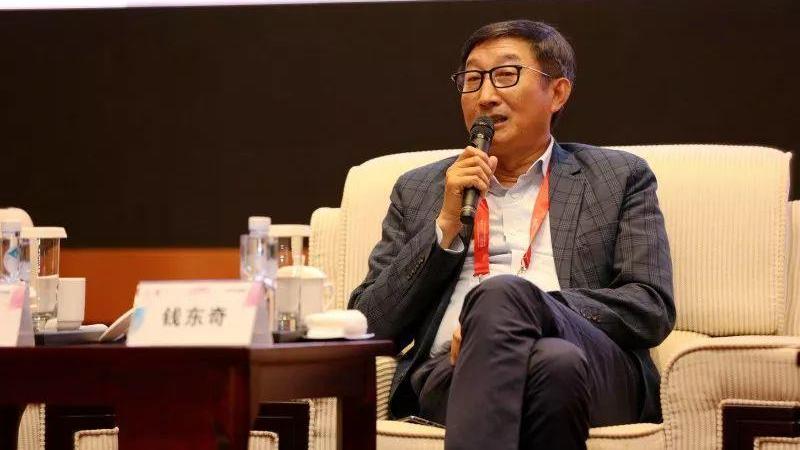 闻香识野猫|大学老师离职创业，靠一款扫地机器人发家致富，如今身家700亿