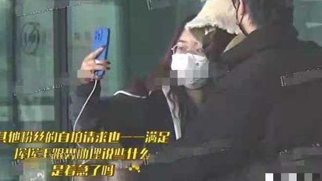 41岁宋佳与大7岁绯闻男友逛商场，亲密互动大撒狗粮，毫不避嫌！