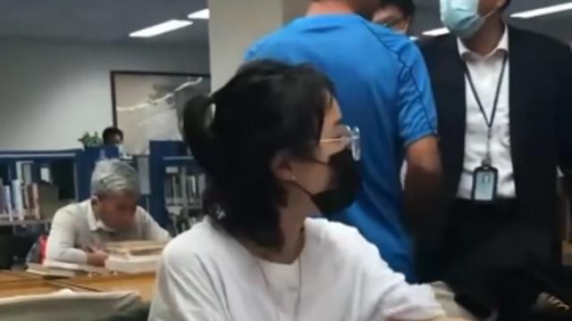 男子图书馆盯美女被点破，恼羞成怒，让美女别学习，回家生孩子