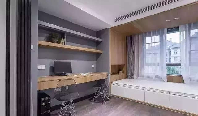 书桌和榻榻米结合的装修方案，玩转小卧室装修，满足多样化需求！