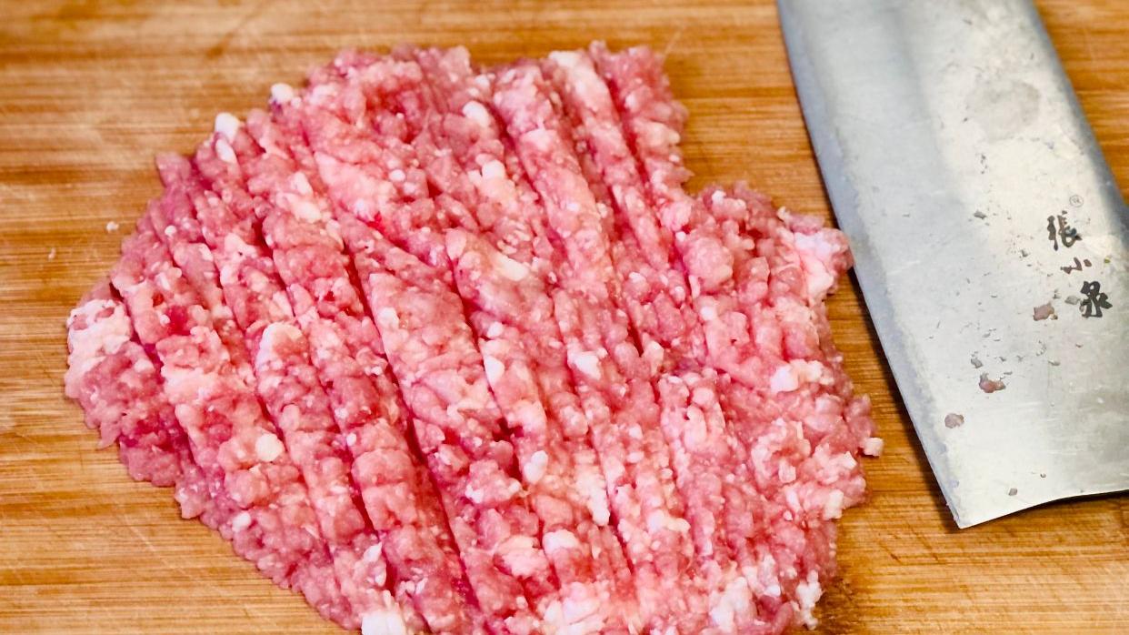 饺子|饺子馅怎么调才好吃？教你6个实用小技巧，饺子鲜嫩多汁无腥味儿