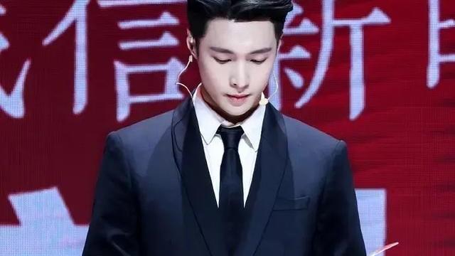 情感维护|一张合照，暴露了明星的地位高低