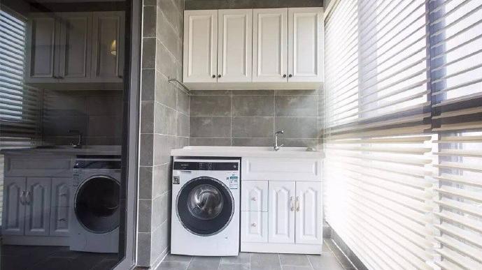 勒紧裤带买新房，老公说没钱不要卧室，阳台改成盥洗室，真厉害