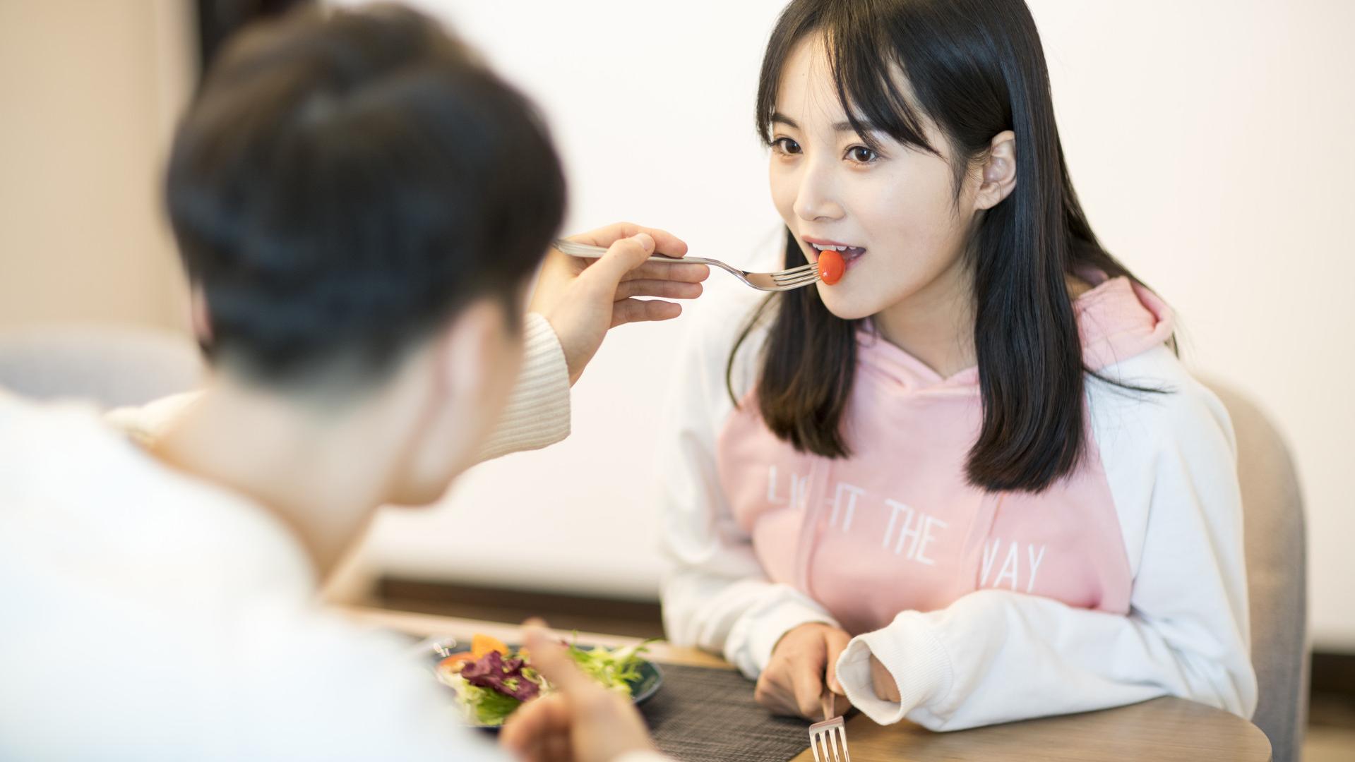 花影故事|微胖女孩被男友催减肥：傻女孩，别“讨好”任何人