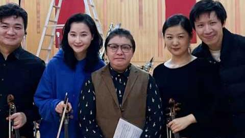 韩红|韩红暴瘦40斤后大变样，黑眼圈浓重显憔悴，在后台又唱又跳忙不停