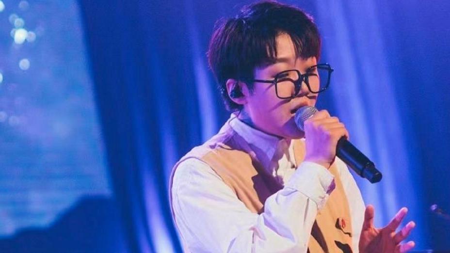 巩俐|《好声音》结束两个月，王靖雯加盟《闪光的乐队》，伍珂玥呢？