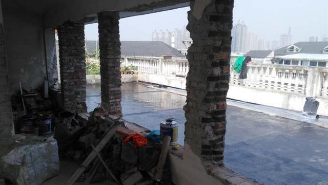 为了露台他买下顶楼，一番大改后过上了田园生活，让人羡慕！