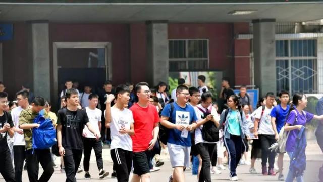 萌听小c姐|应届生和复读生录取有区别吗？这类复读生影响大，想复读的需了解