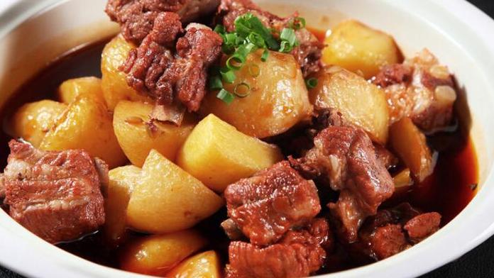 土豆|排骨和土豆的绝妙搭配，米饭三碗不够吃，根本停不下来