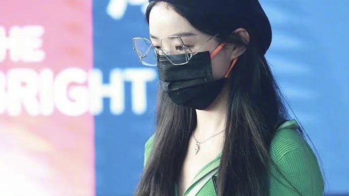 迪丽热巴|赵丽颖生图机场造型，绿色上衣搭配白色裤子清新优雅，造型时尚感十足