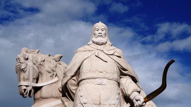 他是奴隶出身，嗜杀好战，带领军队杀人无数，最后称帝立国