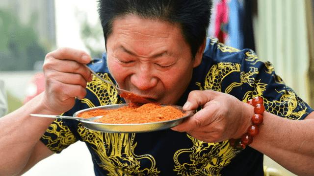 辣椒|每天5斤辣椒配高度白酒！中国辣王李永志现在怎样了？网友：活该