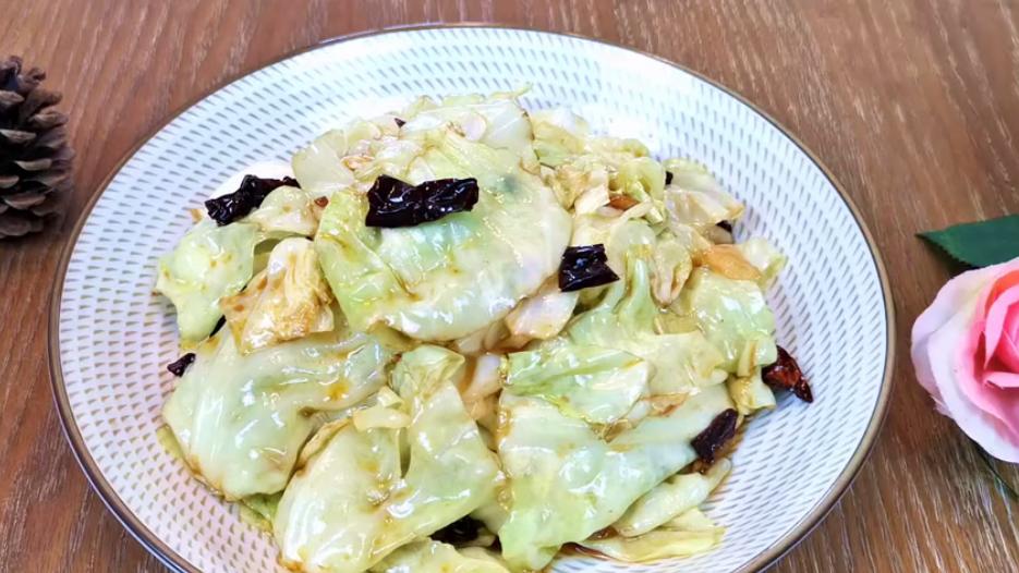 手撕包菜|为什么家里的手撕包菜总不如饭店好吃，你只不过缺了一种调料