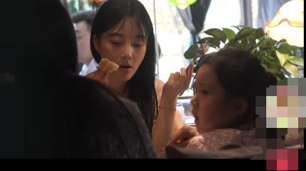 李小璐|李小璐携女儿用餐，无美颜滤镜曝光真实状态，甜馨拒绝妈妈喂食显叛逆