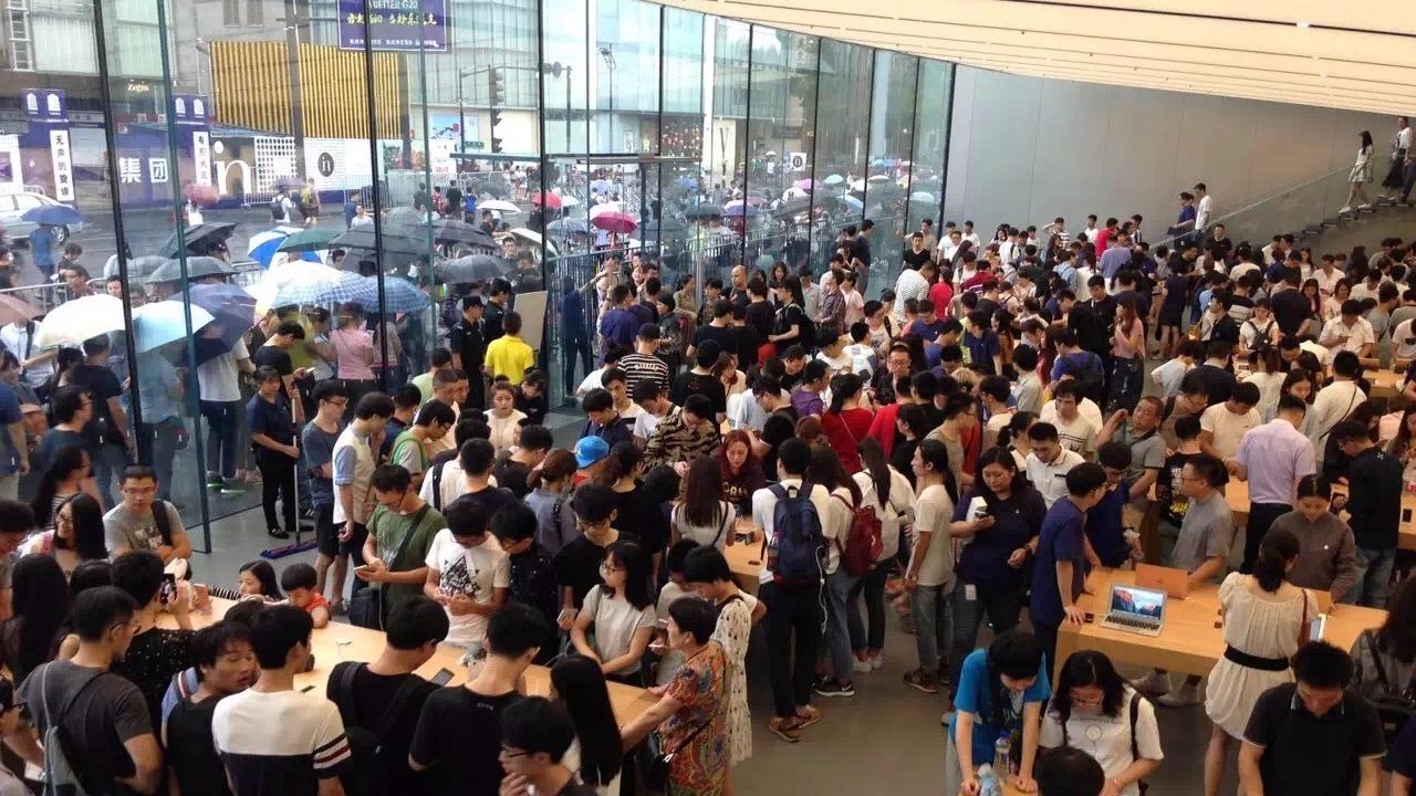 苹果|韩国人支持三星，中国民众却排队购买苹果，指责华为手机价格昂贵