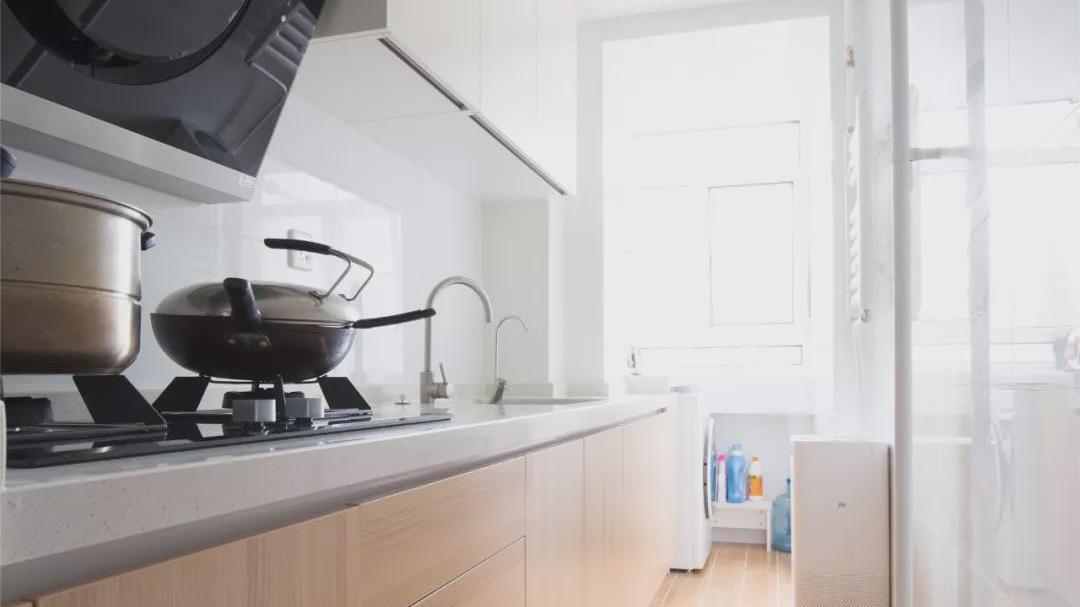 房子小不够住？这样在阳台打个榻榻米，瞬间多出一间房！