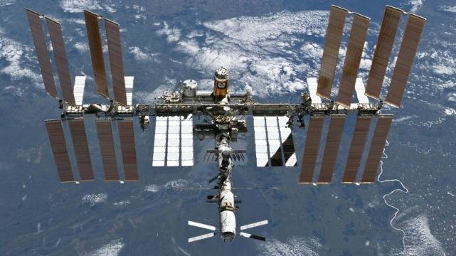 空间站 空间站也受重力为何不会掉下来，我国空间站每天绕地球飞多少圈？