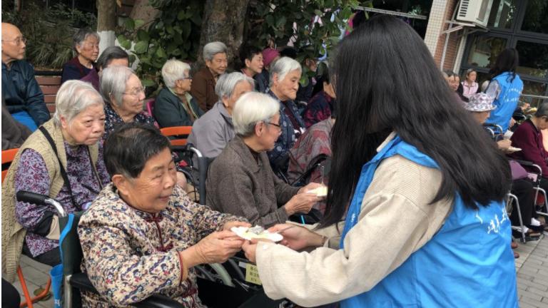 纳粹 女学生扶起摔倒老太被讹，机智化解获赔5万六，将钱捐赠慈善机构