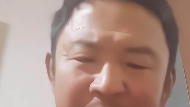 原稿 滞留游客把午饭扔进垃圾桶，而这顿饭，是有人饿着肚子省出来的