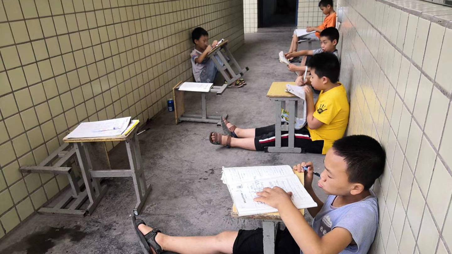 文字思维 学校门口补作业？校方：在检查违禁品