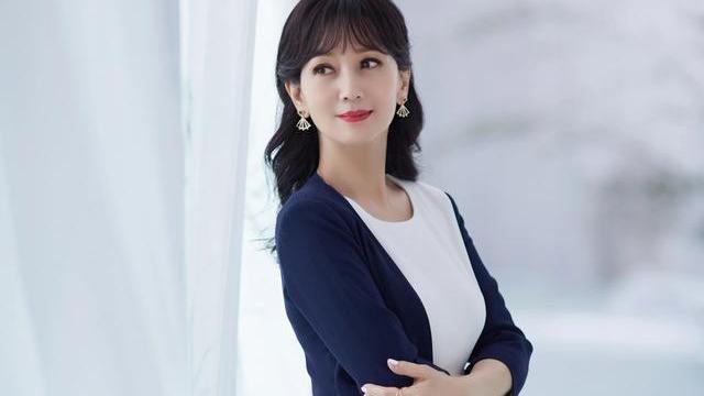 空气刘海 赵雅芝剪了空气刘海更年轻了，优雅气质，穿搭精致，散发迷人魅力