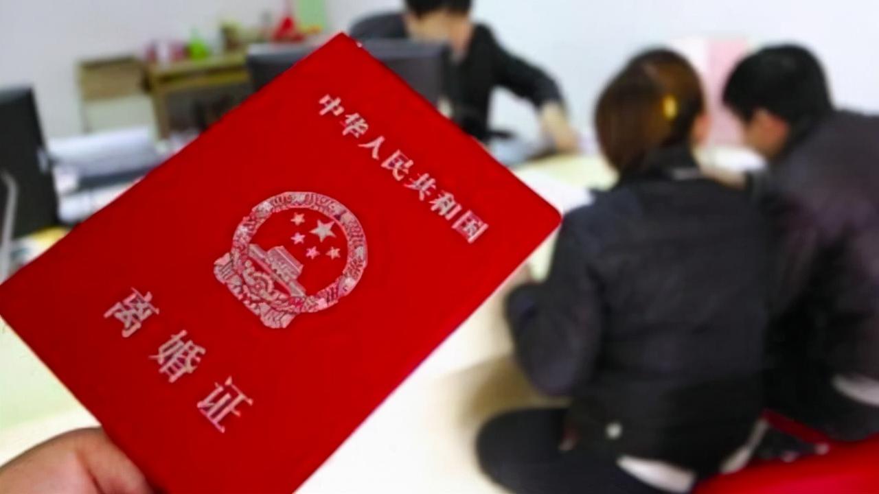 从不改名的小蘑菇|结婚七年，这对夫妻两度离婚，女子：他不是一个男人！