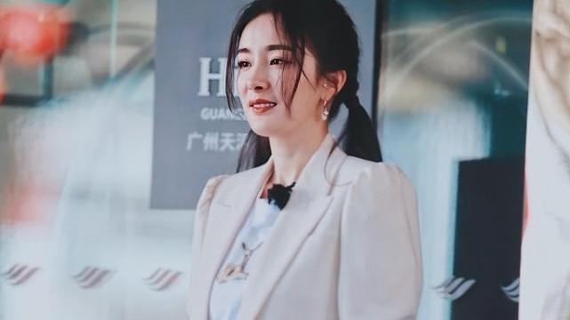 穿衣搭配|杨幂双马尾造型不要太减龄，少女感真的挡不住，让人羡慕