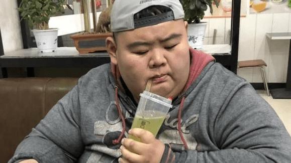 教练|把胃切掉一半，一年狂瘦400斤，史上第一胖的他，如今让人羡慕