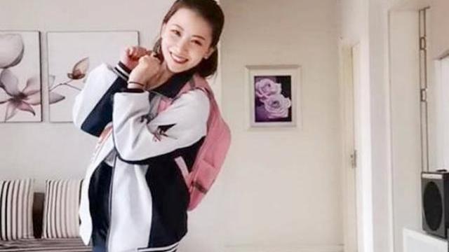 通便|40岁宝妈穿女儿校服走红，颜值不输“校花”，网友：爸爸不淡定了