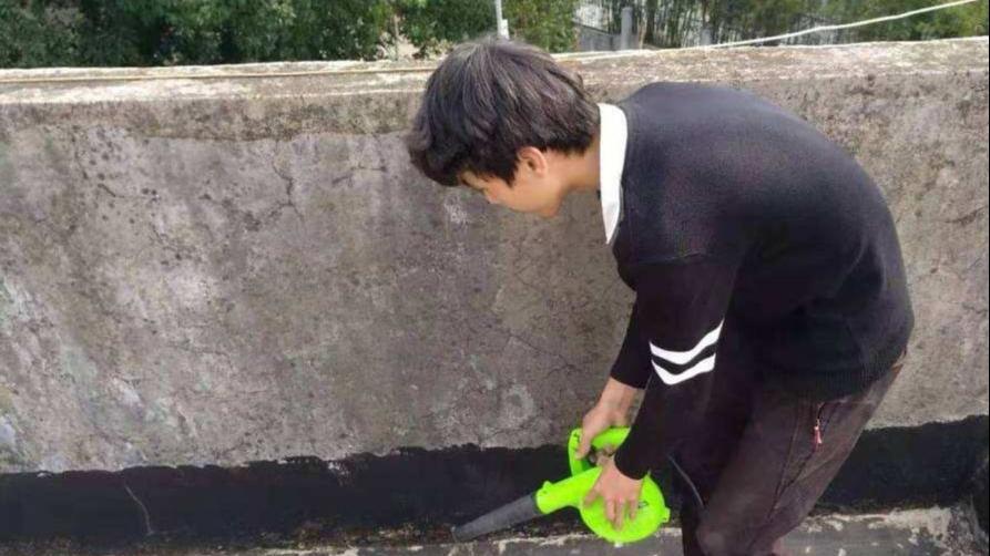 顶楼业主长期不装修，屋顶渗水殃及楼下，该承担责任吗？为什么？