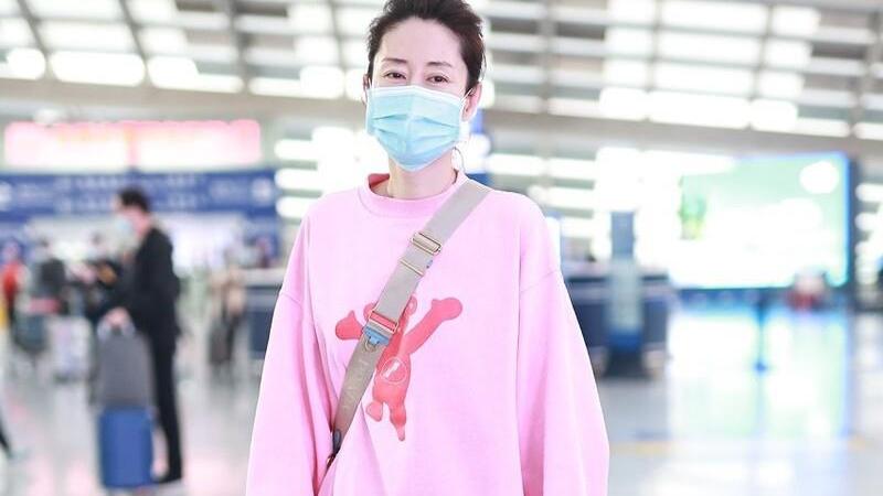 刘敏涛成功“装嫩”，粉色百褶裙+卫衣少女感十足，这哪像45岁呢