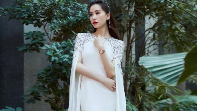 刘诗诗|刘诗诗披风裙成经典，一身纯白大气又温婉，盘正条顺气质太好了