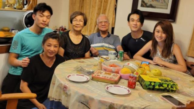 钱小豪|钱小豪家人齐聚庆中秋，太太丘倩鸣朴素出镜，俩儿子颜值相差甚远