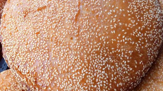 烧饼|江苏大姐卖烧饼，60个煤炉齐开火，旧报纸翻饼劝退客人