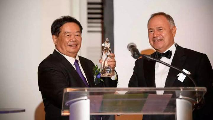 微微笑了|曹德旺：直白的“双面人生”引发争议，是有功还是有罪？