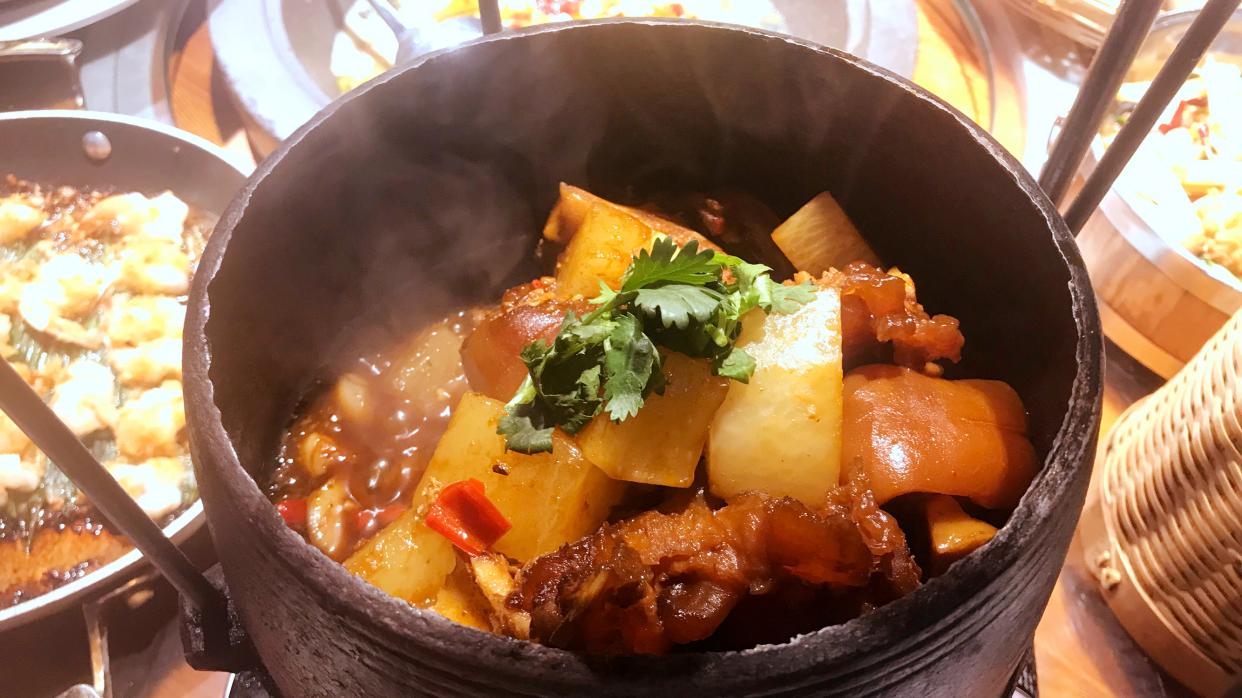 菜花|国庆节请外地朋友吃湘菜，11道菜花了600元，却被吐槽：太寒酸