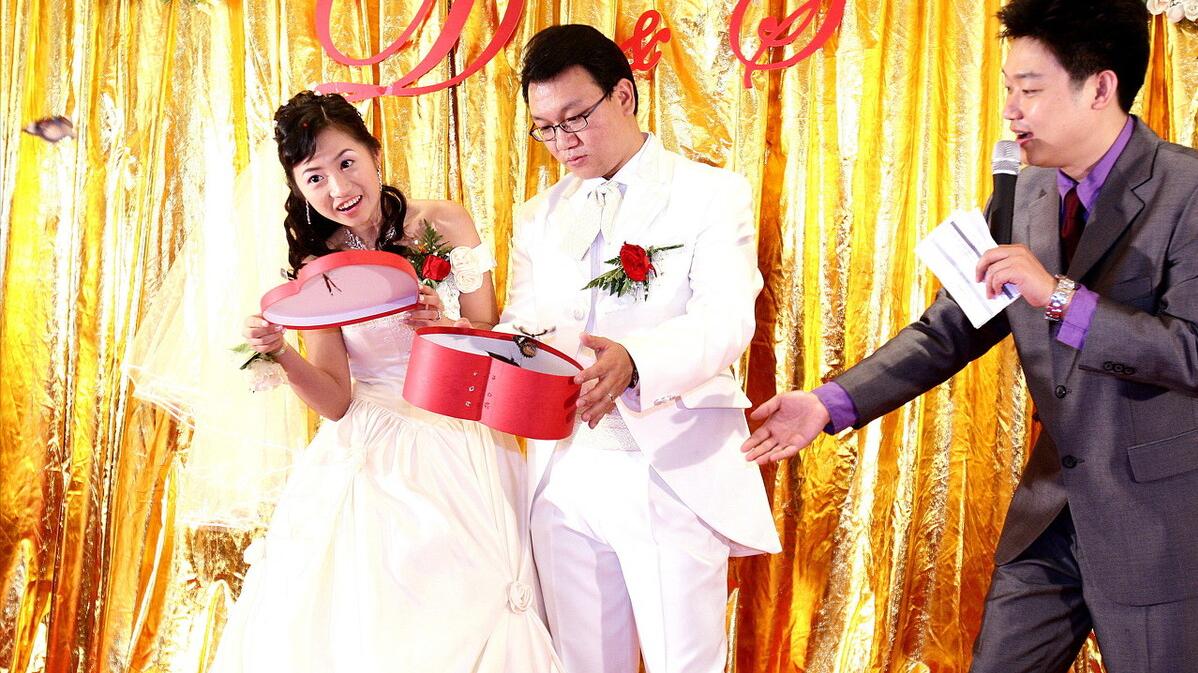久久说情感 婚礼当日，小舅子堵门要30万出门费，新郎看穿他的算计后直接退婚
