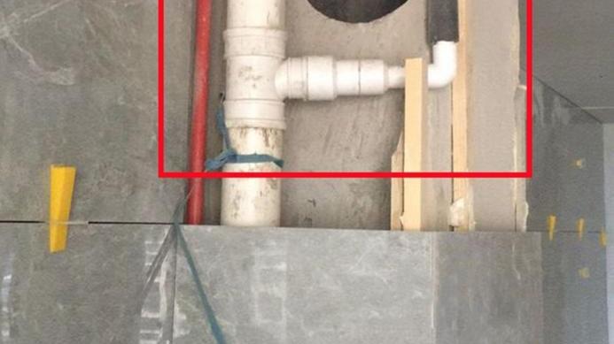 合肥李秀玲設(shè)計(jì)師|廚房“翻車現(xiàn)場”，煙道口旁多了一根下水管，妨礙我裝止逆閥