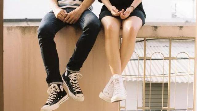 喝啤酒侃感情 北漂剩女自述：同居两年，男友第一次空手登门，这样的人能交往吗
