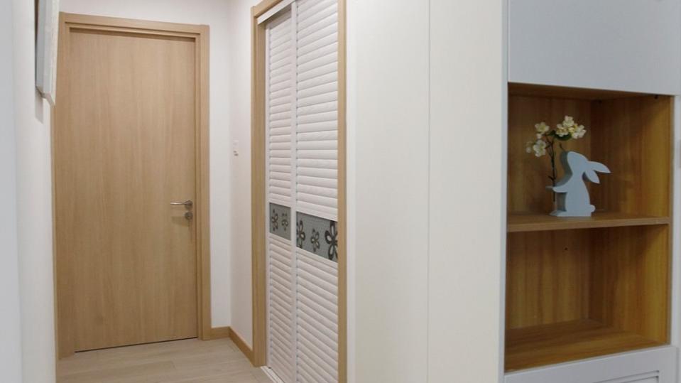 我在电视墙上做个“小改动”，沙发“藏入”墙！电视柜都不用了！