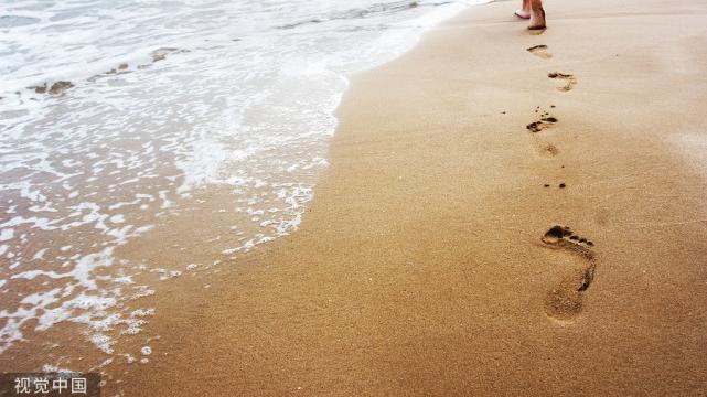 |心理测试：你的脚印和沙子上哪一个脚印最像，测你的未来道路如何