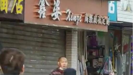 #上海浦东新区#  一街道发生一男子肆意砍人的恶性伤人事情！
