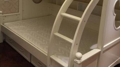 花320万在上海中环买44平房子，厨房和卫生间的隔断谁见过？