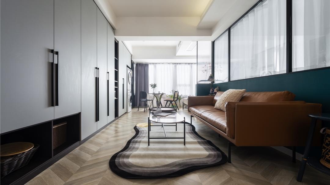 这位退休教师太有远见了，舍弃电视墙，全屋打满柜子，效果超高级！